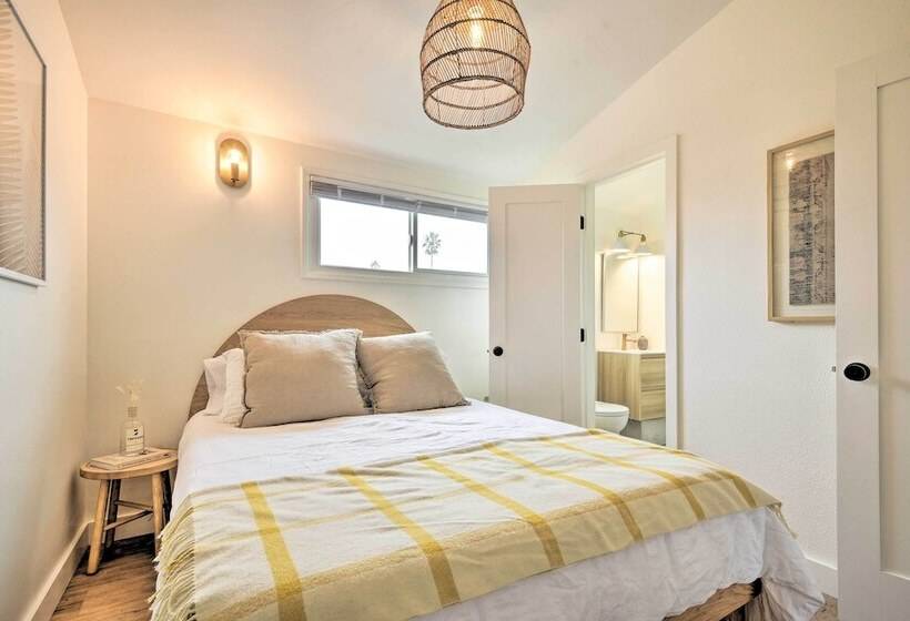 Chic & Central Ventura Home   Walk To Beach!