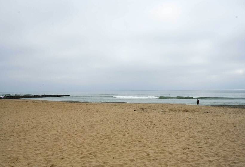 Chic & Central Ventura Home   Walk To Beach!