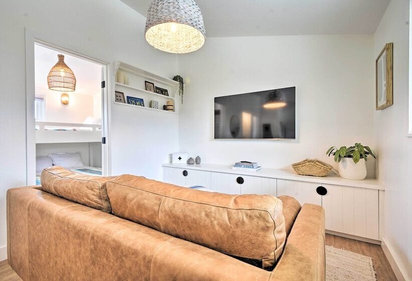 Chic & Central Ventura Home   Walk To Beach!