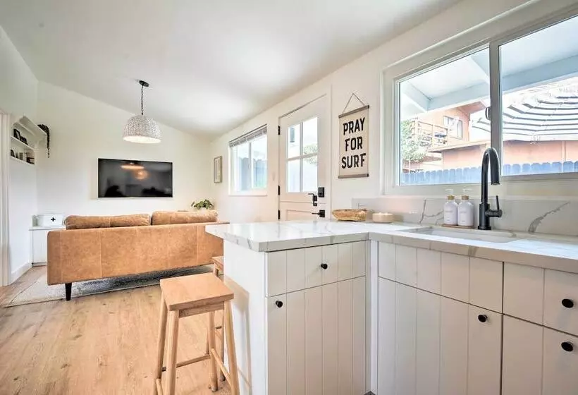Chic & Central Ventura Home   Walk To Beach!