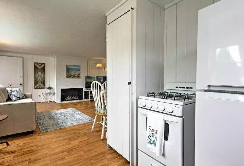 Modern Cape Cod Cottage: Walk To Craigville Beach