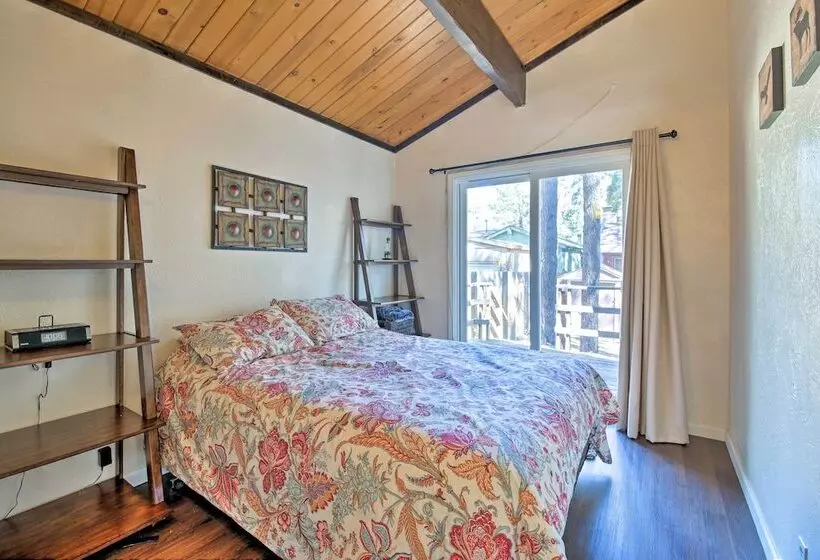 Cozy Cabin W/ Deck & Fireplace In Big Bear!