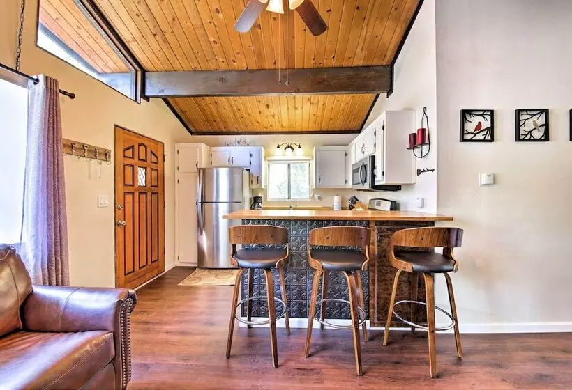 Cozy Cabin W/ Deck & Fireplace In Big Bear!