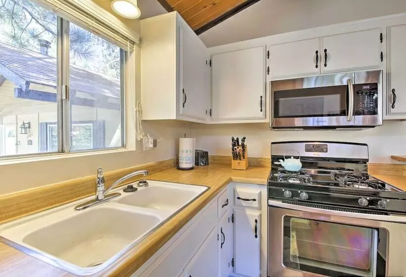 Cozy Cabin W/ Deck & Fireplace In Big Bear!