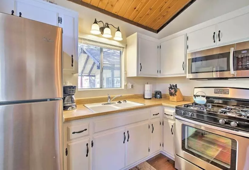 Cozy Cabin W/ Deck & Fireplace In Big Bear!