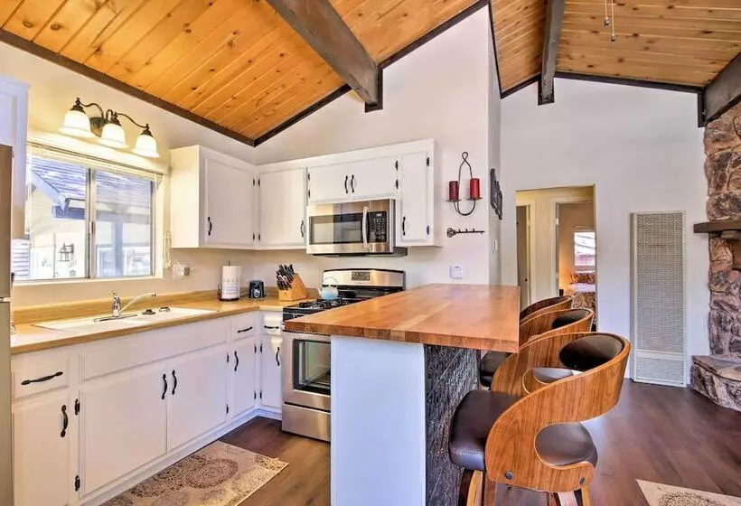 Cozy Cabin W/ Deck & Fireplace In Big Bear!