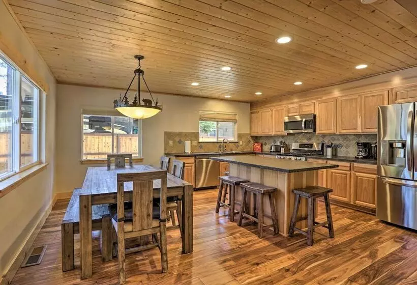 South Lake Tahoe Cabin ~ 7 Mi To Ski Resort!