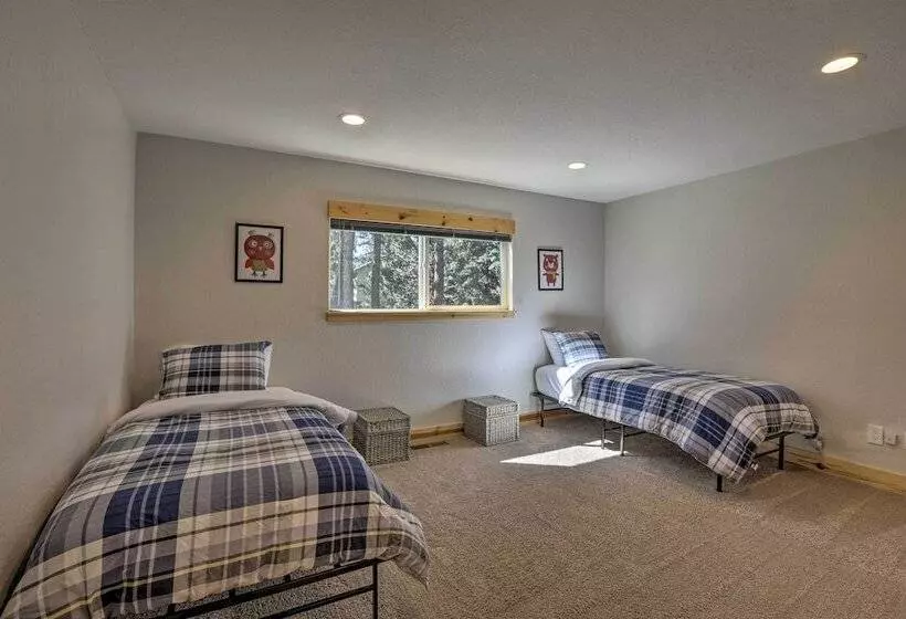 South Lake Tahoe Cabin ~ 7 Mi To Ski Resort!