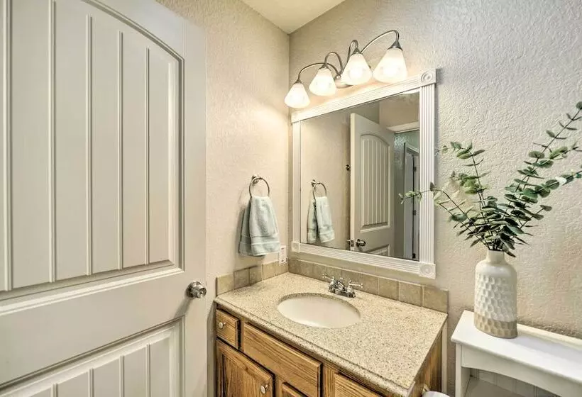 Cozy Canyon Lake Abode < 1 Mi To Boat Ramp!