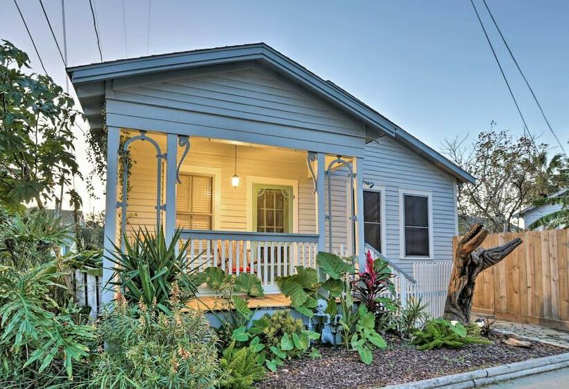 Historic Galveston Home: Walkable Neighborhood!