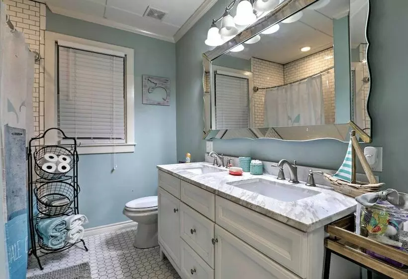 Historic Galveston Home: Walkable Neighborhood!