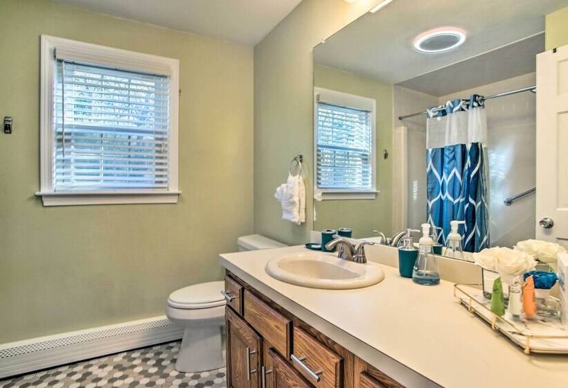 Family Friendly Cape Cod Home: 2 Mi To Coast!