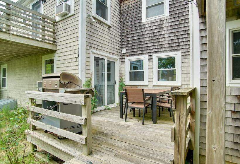 Family Friendly Falmouth Home < 1 Mi To Beach!