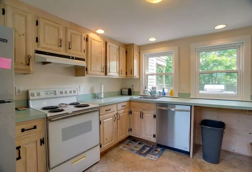 Family Friendly Falmouth Home < 1 Mi To Beach!