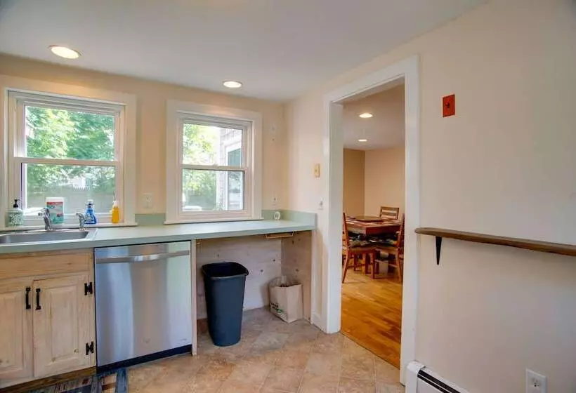 Family Friendly Falmouth Home < 1 Mi To Beach!