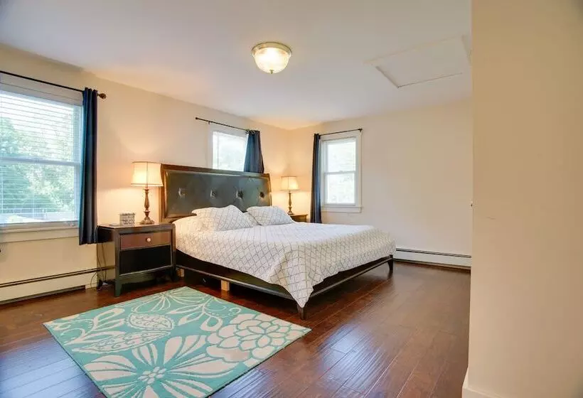 Family Friendly Falmouth Home < 1 Mi To Beach!