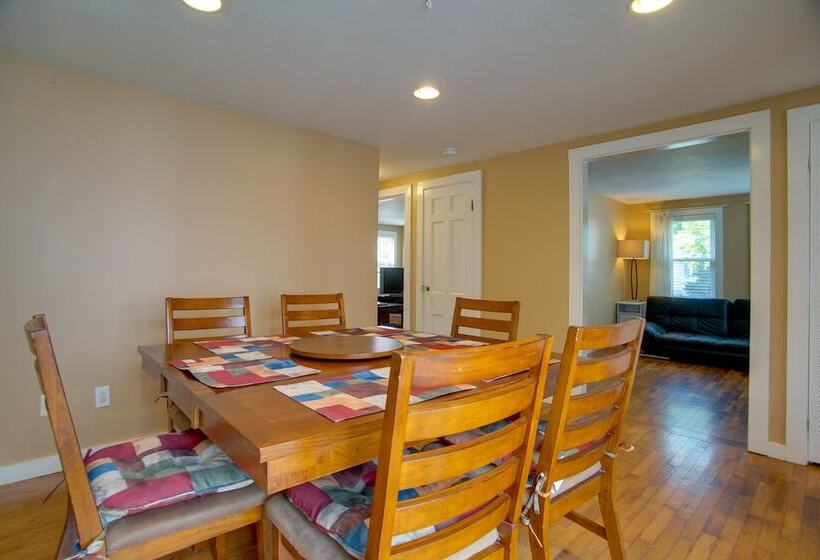 Family Friendly Falmouth Home < 1 Mi To Beach!