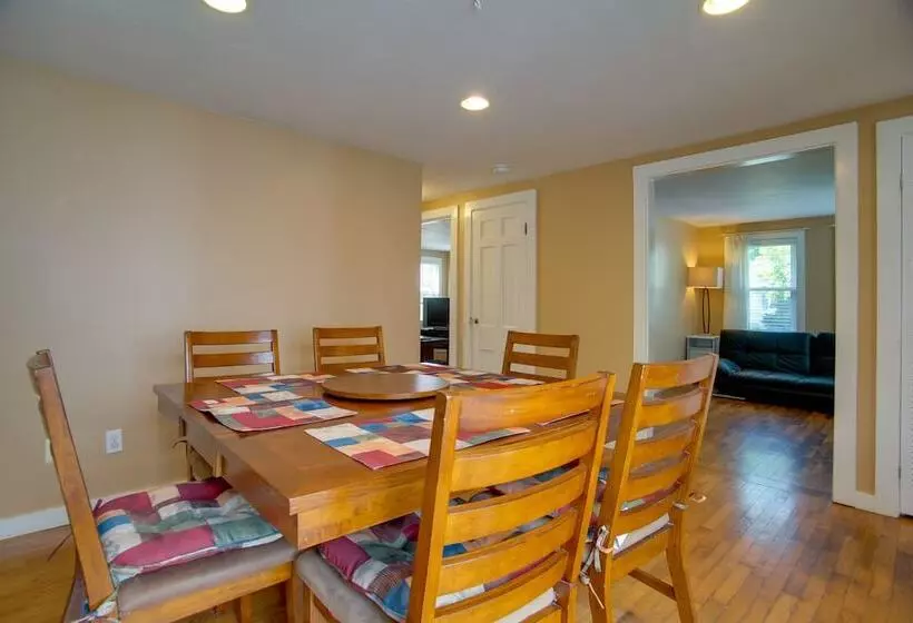 Family Friendly Falmouth Home < 1 Mi To Beach!