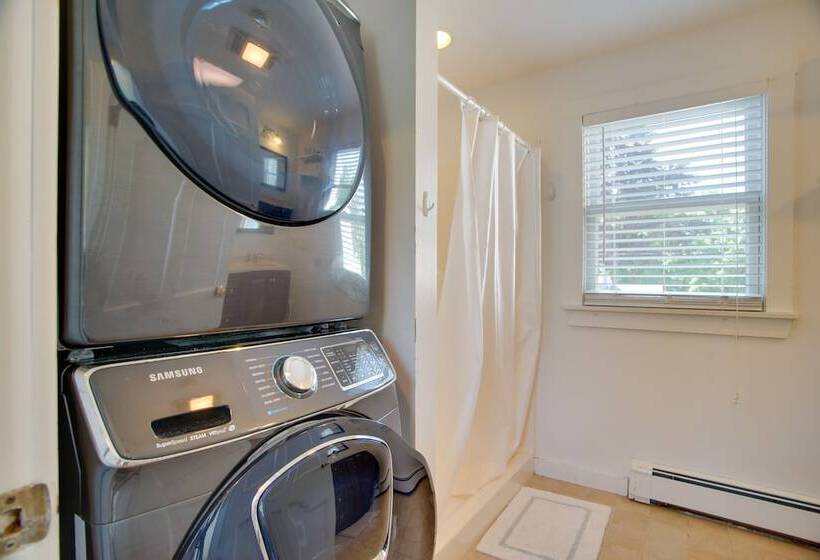 Family Friendly Falmouth Home < 1 Mi To Beach!