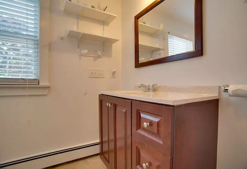 Family Friendly Falmouth Home < 1 Mi To Beach!