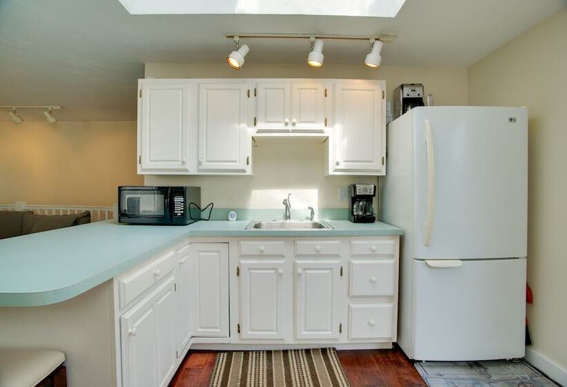 Family Friendly Falmouth Home < 1 Mi To Beach!