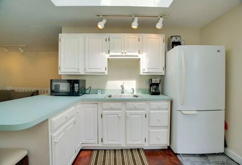 Family Friendly Falmouth Home < 1 Mi To Beach!