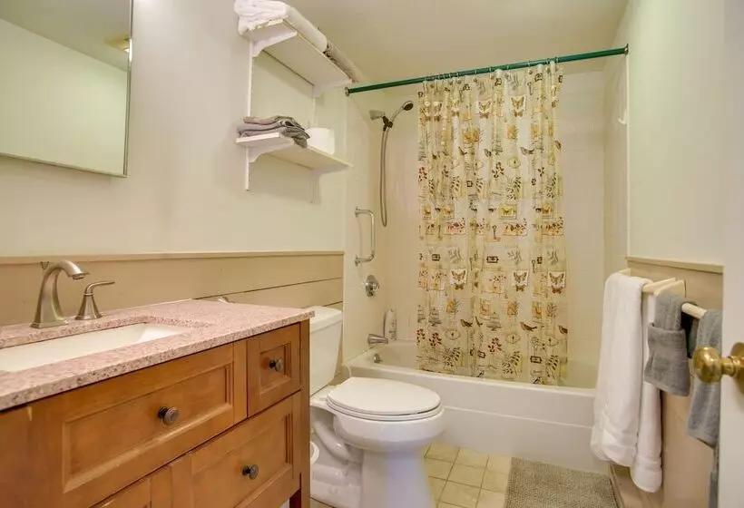 Family Friendly Falmouth Home < 1 Mi To Beach!