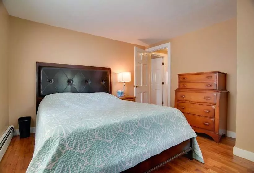 Family Friendly Falmouth Home < 1 Mi To Beach!