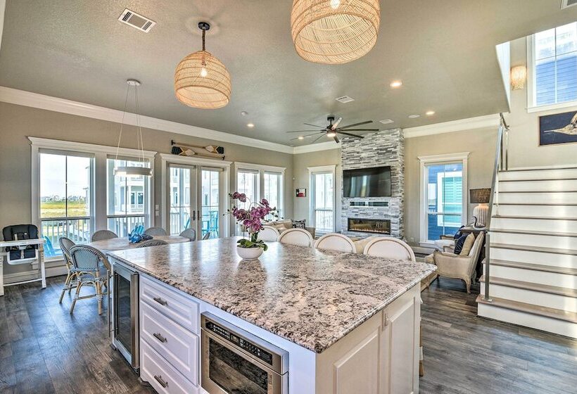 Walk To Beach: Modern Galveston Home W/ Balconies!