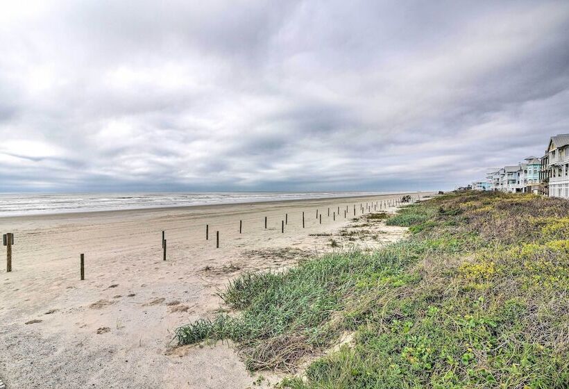 Walk To Beach: Modern Galveston Home W/ Balconies!