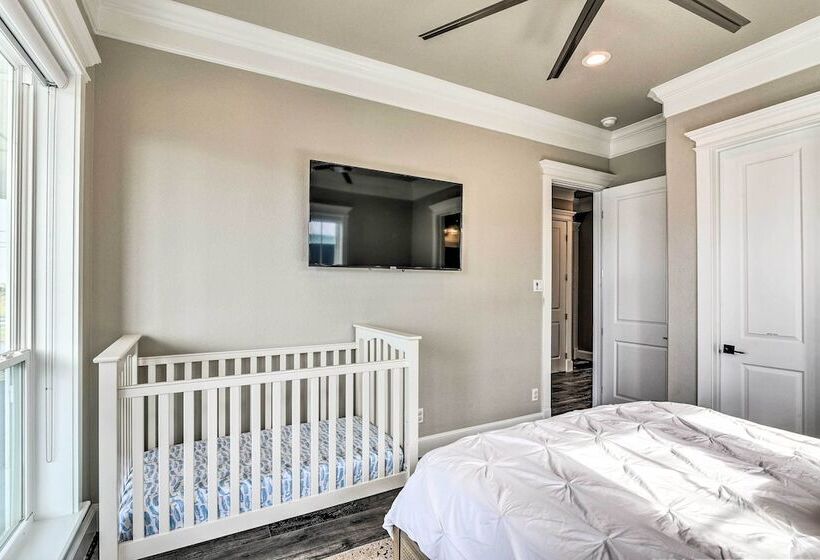 Walk To Beach: Modern Galveston Home W/ Balconies!