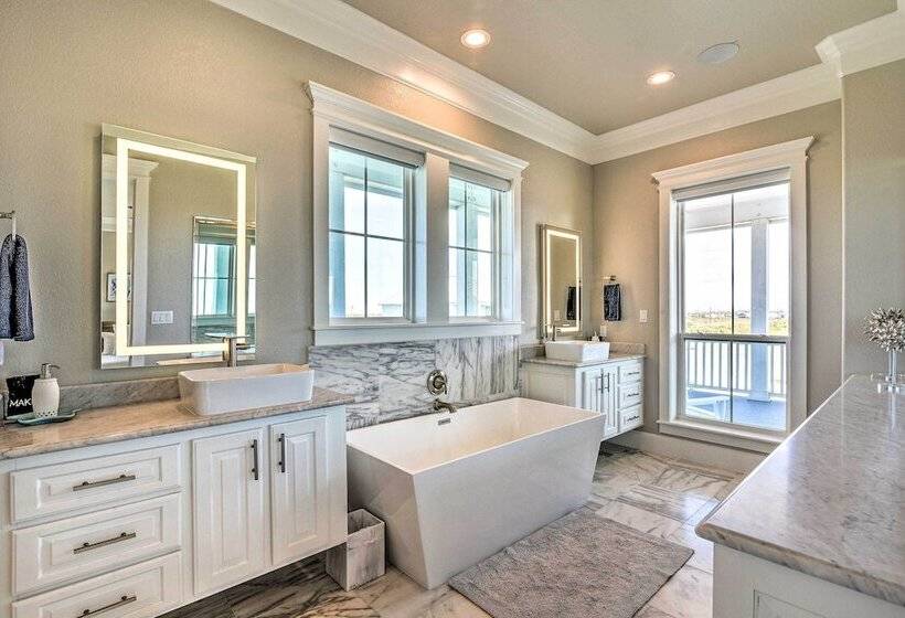 Walk To Beach: Modern Galveston Home W/ Balconies!