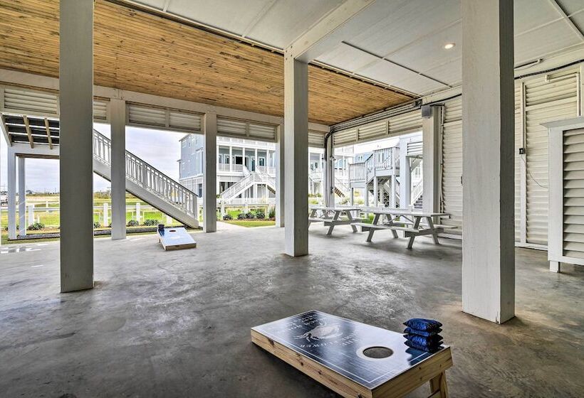 Walk To Beach: Modern Galveston Home W/ Balconies!