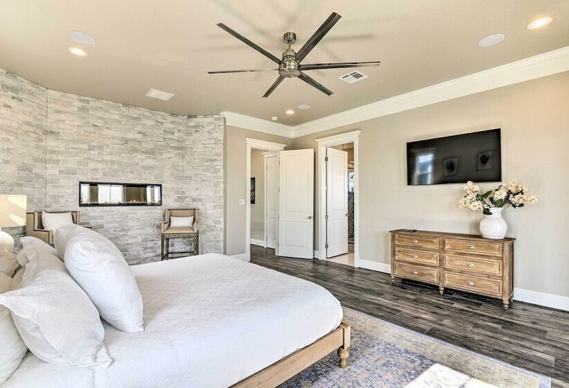 Walk To Beach: Modern Galveston Home W/ Balconies!