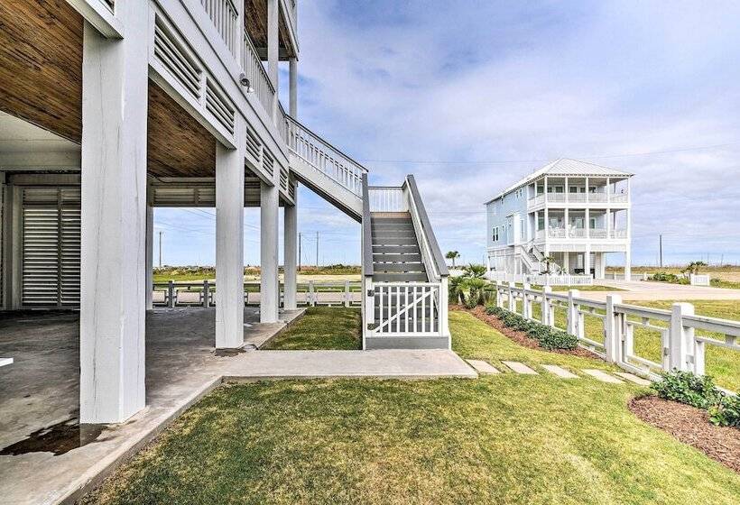 Walk To Beach: Modern Galveston Home W/ Balconies!