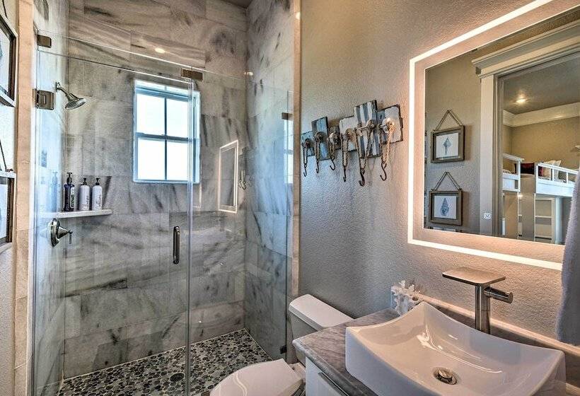 Walk To Beach: Modern Galveston Home W/ Balconies!