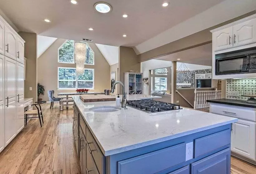 Gorgeous Lakehouse W/ Hot Tub & Waterfall Oasis!
