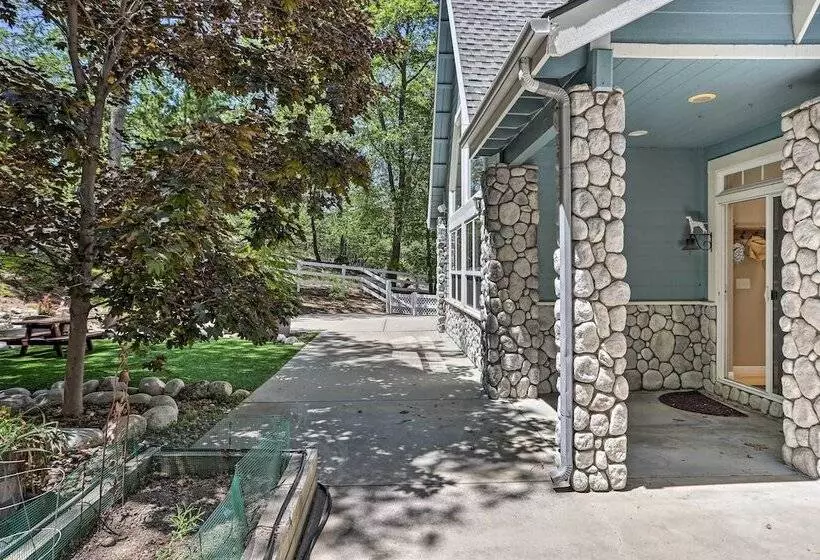 Gorgeous Lakehouse W/ Hot Tub & Waterfall Oasis!