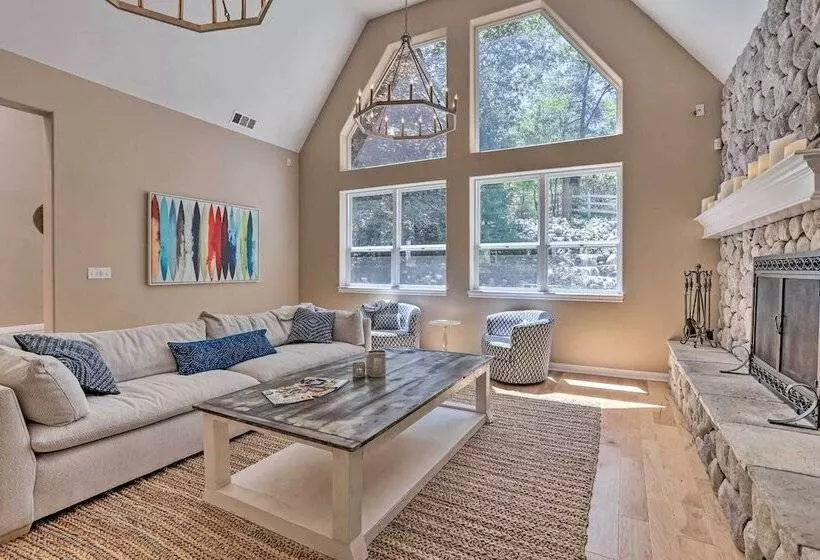 Gorgeous Lakehouse W/ Hot Tub & Waterfall Oasis!