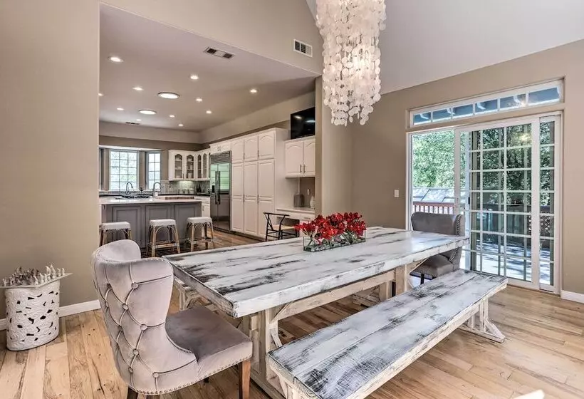 Gorgeous Lakehouse W/ Hot Tub & Waterfall Oasis!