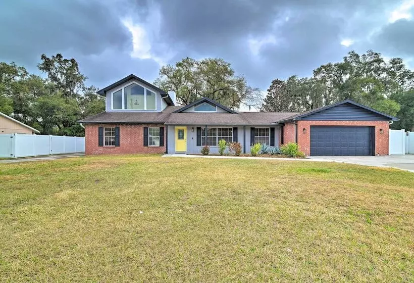 Grand Valrico Home W/ Deck, Fire Pit & Yard!