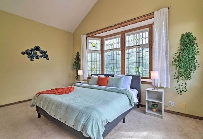 Grand Valrico Home W/ Deck, Fire Pit & Yard!