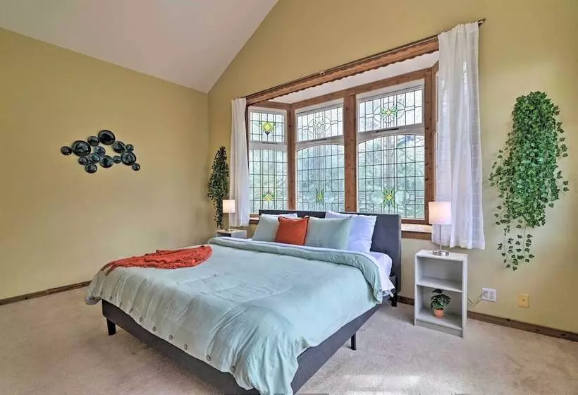 Grand Valrico Home W/ Deck, Fire Pit & Yard!