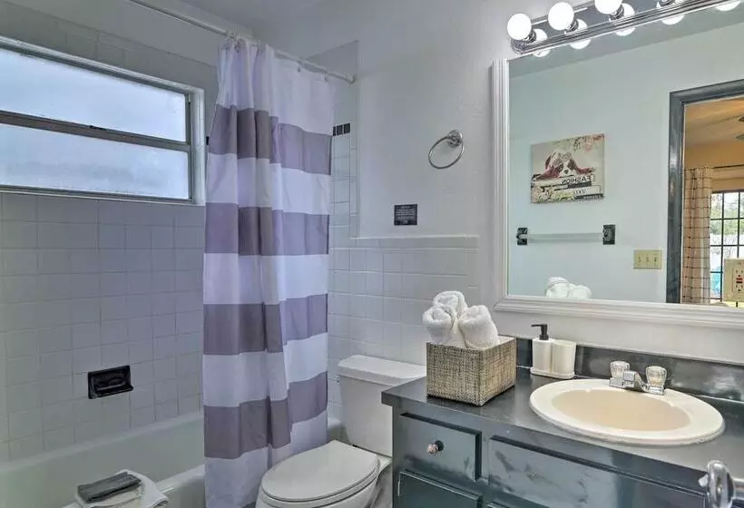 Grand Valrico Home W/ Deck, Fire Pit & Yard!