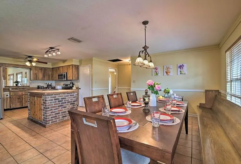 Grand Valrico Home W/ Deck, Fire Pit & Yard!