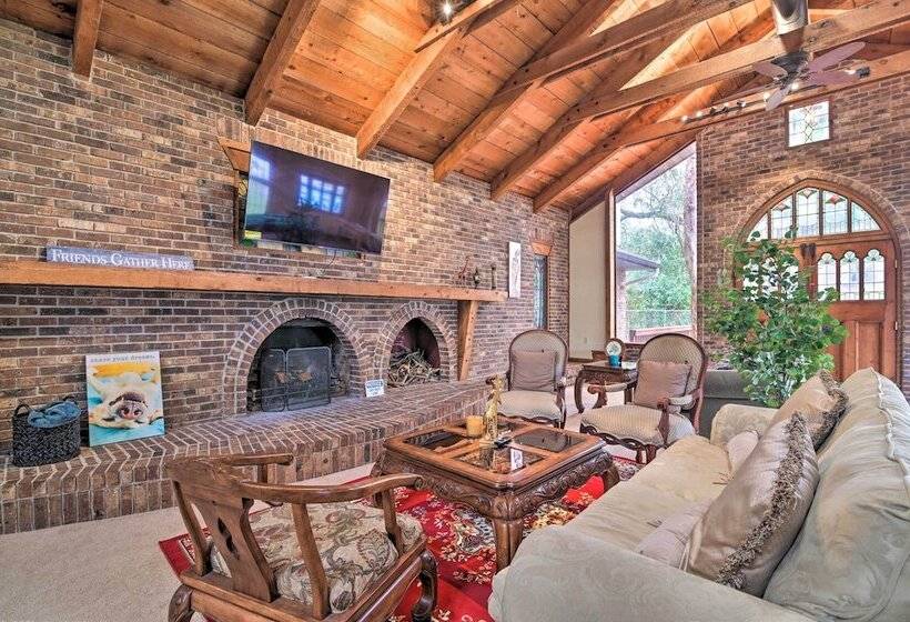 Grand Valrico Home W/ Deck, Fire Pit & Yard!