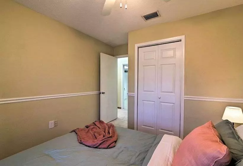 Grand Valrico Home W/ Deck, Fire Pit & Yard!