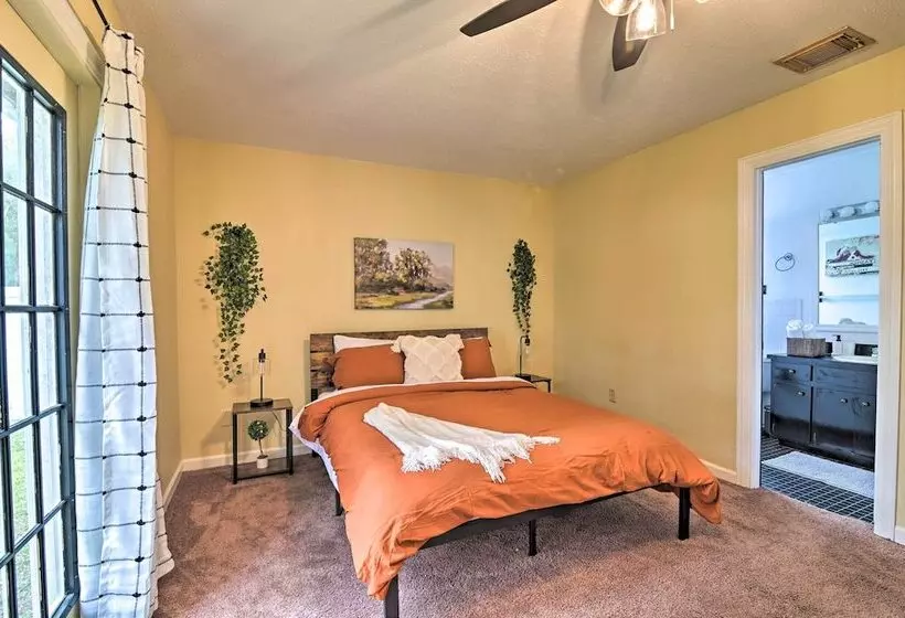 Grand Valrico Home W/ Deck, Fire Pit & Yard!