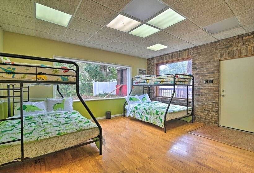 Grand Valrico Home W/ Deck, Fire Pit & Yard!