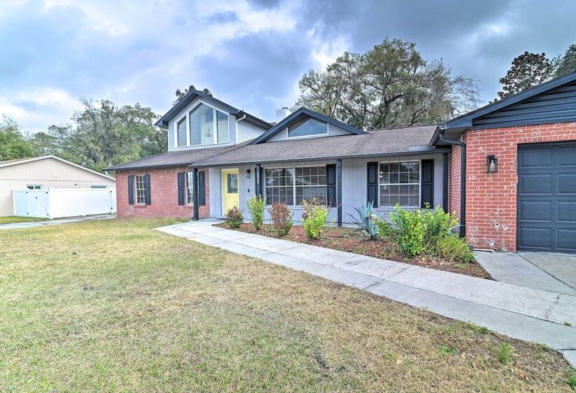 Grand Valrico Home W/ Deck, Fire Pit & Yard!